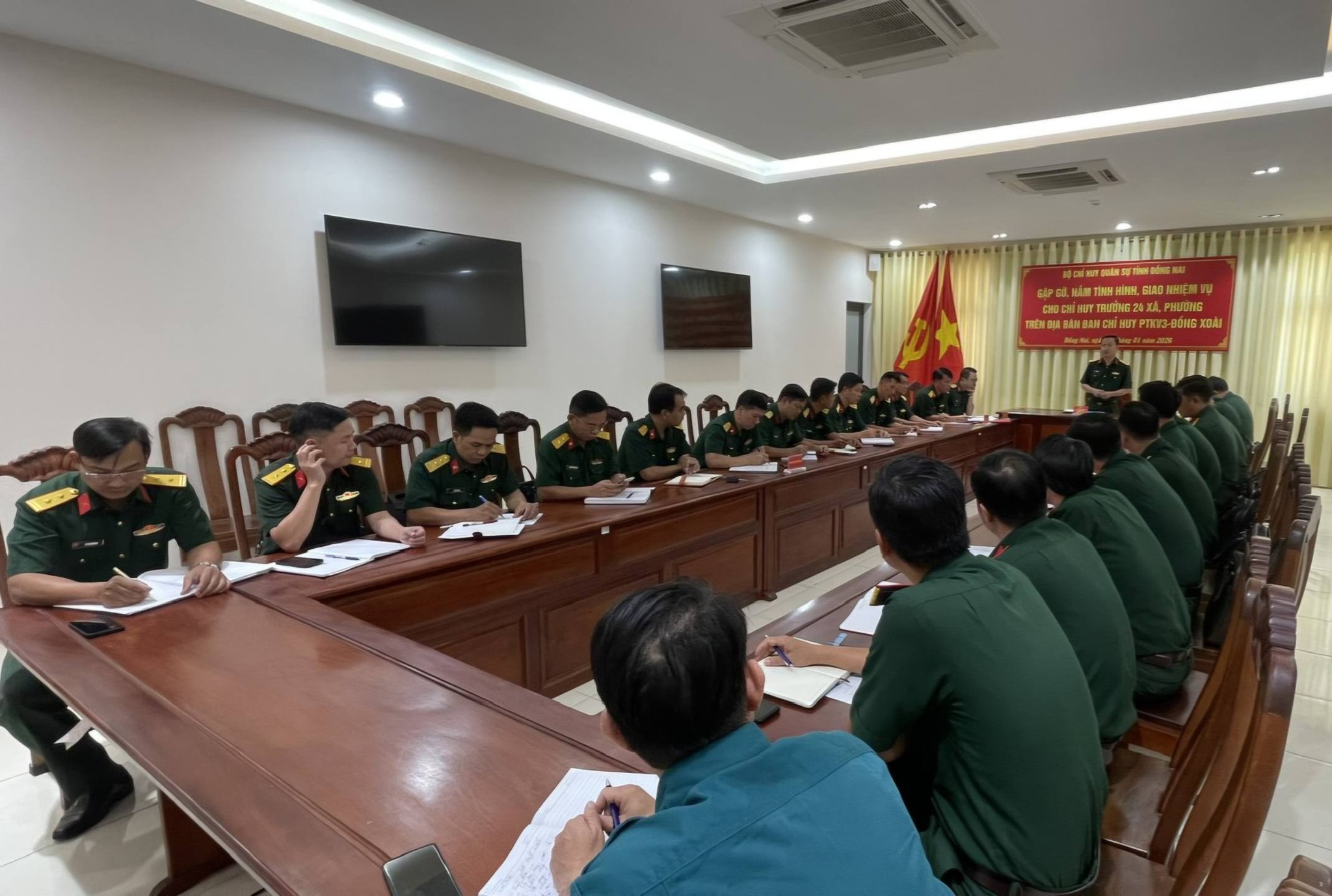 Chính ủy Bộ CHQS tỉnh gặp gỡ, nắm tình hình, giao nhiệm vụ cho Chỉ huy trưởng 24 xã, phường trên địa bàn Ban CHPTKV3 - Đồng Xoài